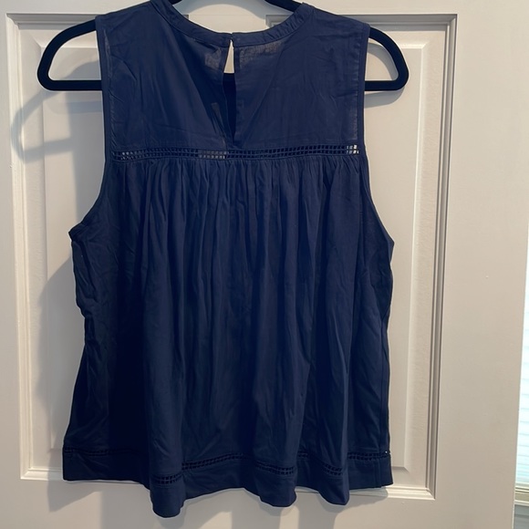 Banana Republic factory sleeveless blouse navy NWT size L - Picture 2 of 3